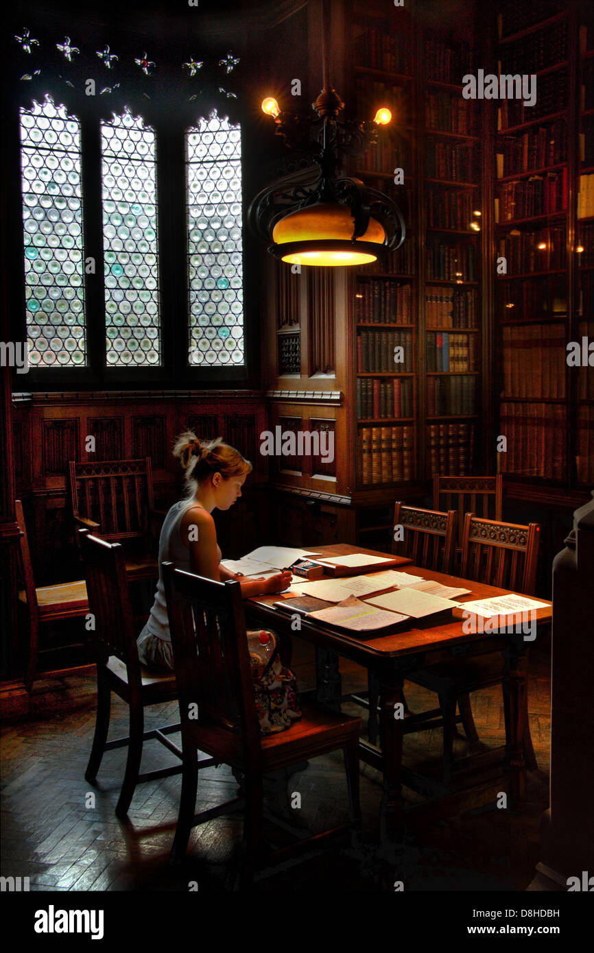Lecteur à John Ryland Library Deansgate Manchester Banque D'Images