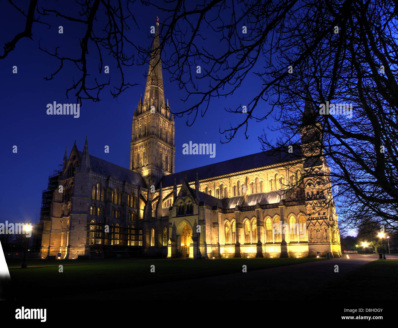La cathédrale de Salisbury au crépuscule dans l'hiver Banque D'Images