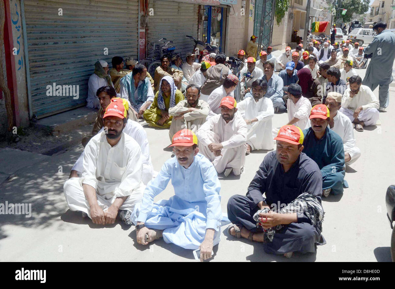 Les membres du Cadre national Awami (Baloutchistan) protestent contre de prétendues élections générales en gréage lors de manifestation de protestation au bureau de la Commission électorale à Quetta, le mercredi 29 mai 2013. Banque D'Images