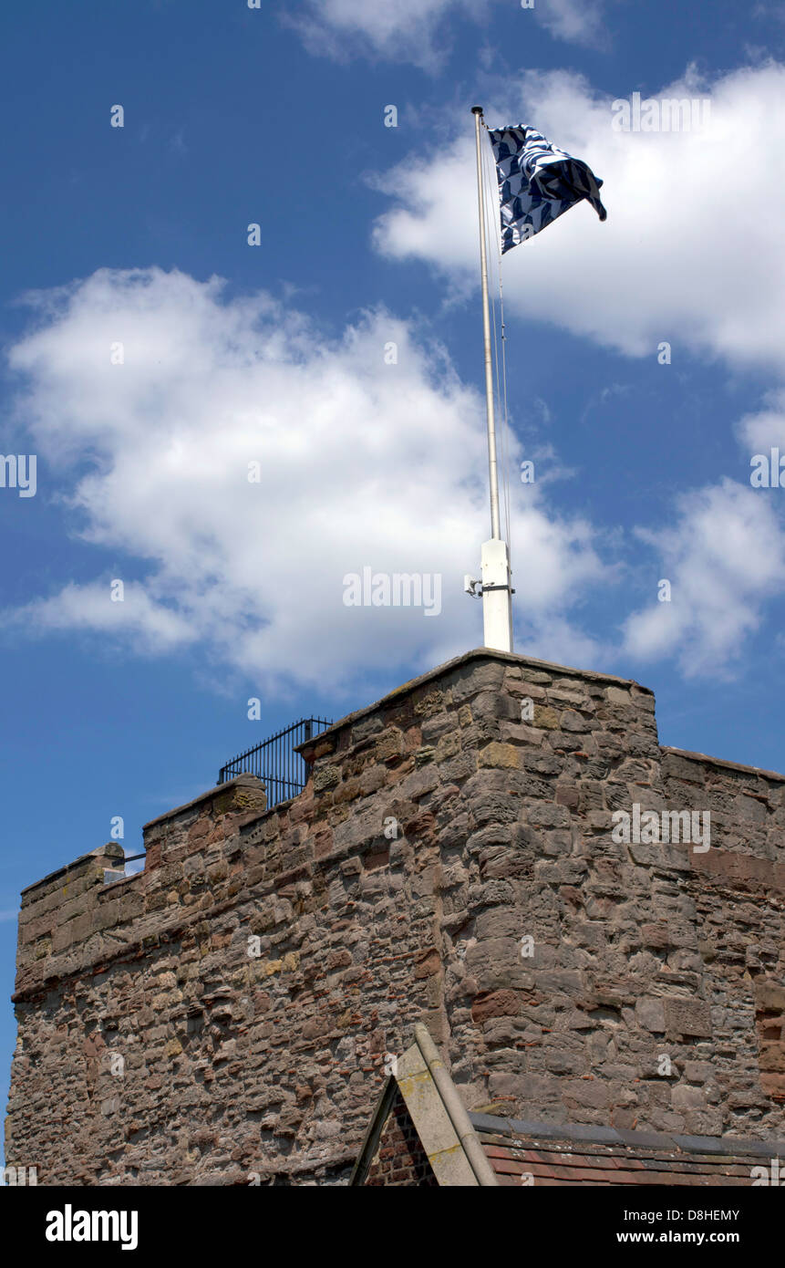 Haut de la tour, à Tamworth Castle, le drapeau est de l'Armoiries de la famille Marmion, seigneurs du château ch. 1101-1291. Banque D'Images