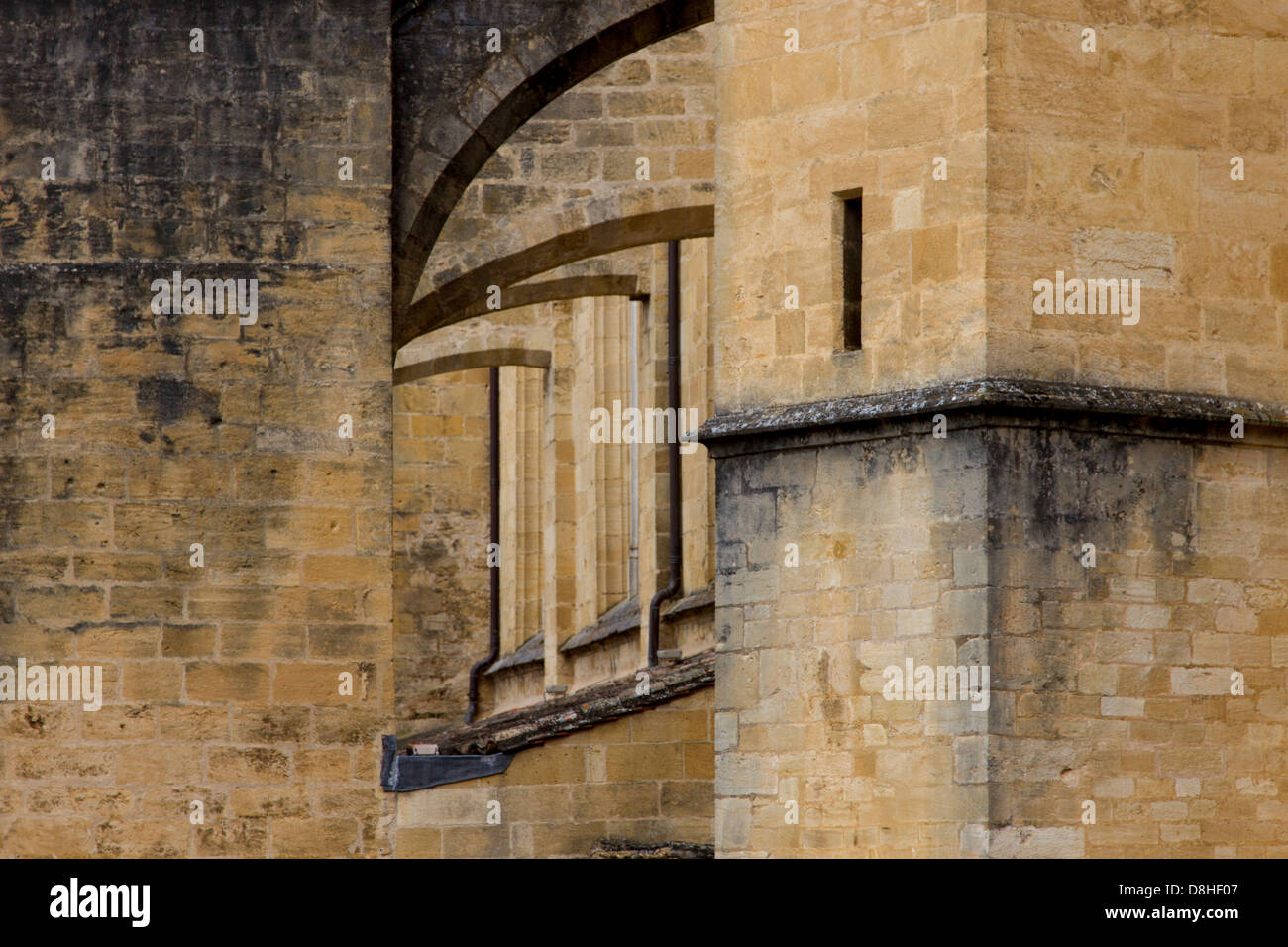 Des arcs-boutants de grès font des formes intéressantes, la cathédrale Saint-Sacerdos de Sarlat, Dordogne France Banque D'Images