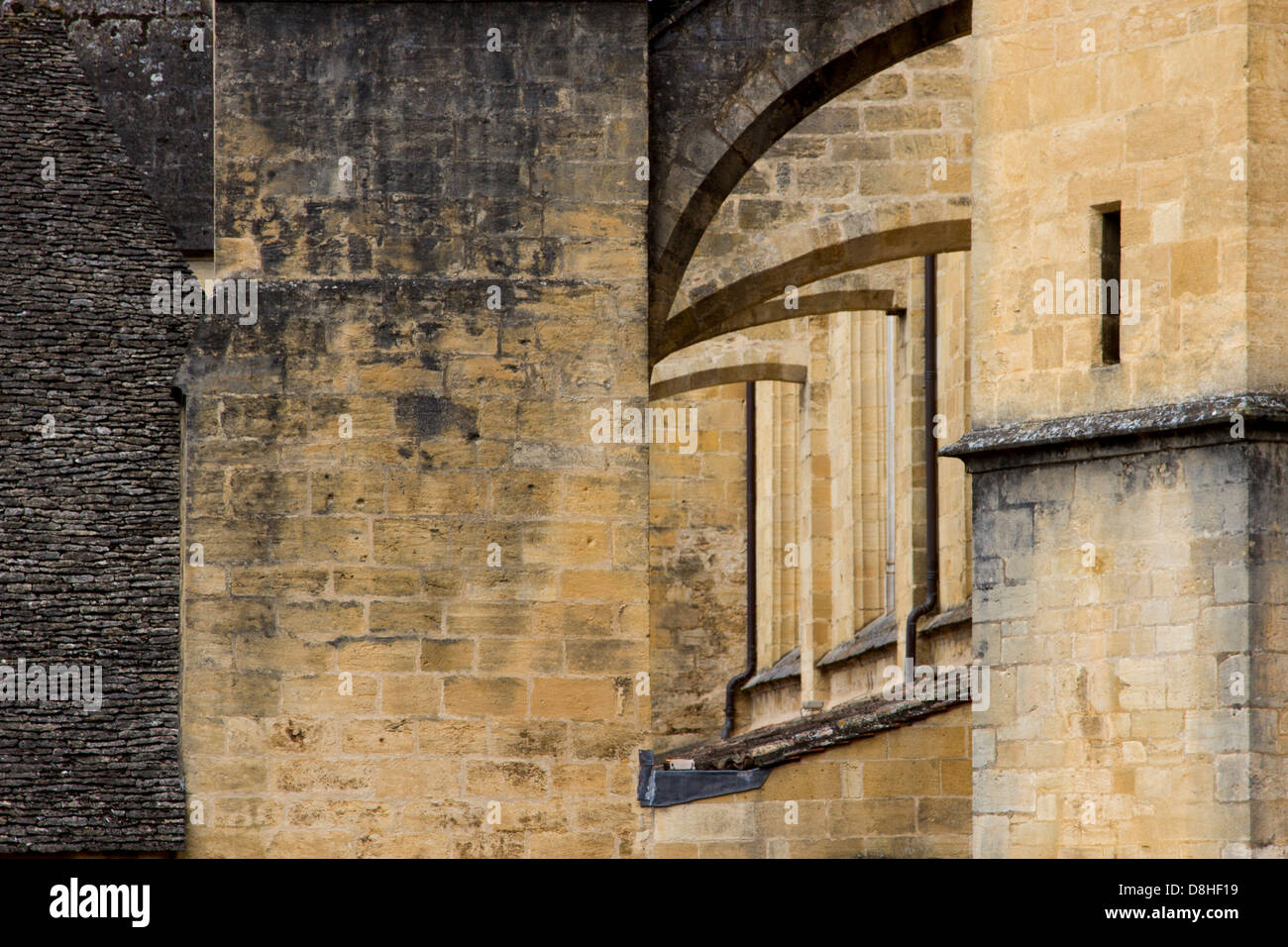Des arcs-boutants de grès et de tuile de toit faire formes intéressantes, la cathédrale Saint-Sacerdos de Sarlat, Dordogne France Banque D'Images