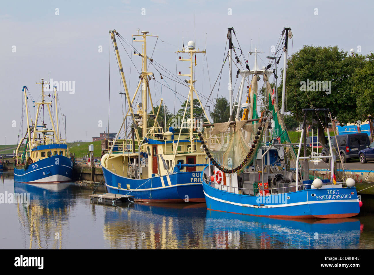 Bateaux de pêche dans le port à Leer, Allemagne Banque D'Images