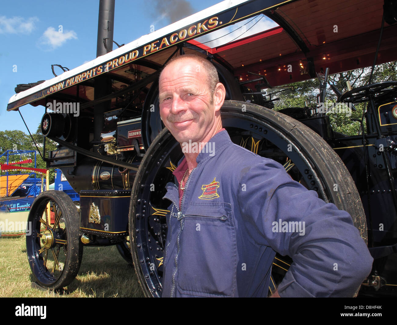 John Murphys fiers paons machine à vapeur à la vapeur juste Cheshire , juillet 2011 avec l'ingénieur , Santa Caterina , Chester, England UK Banque D'Images