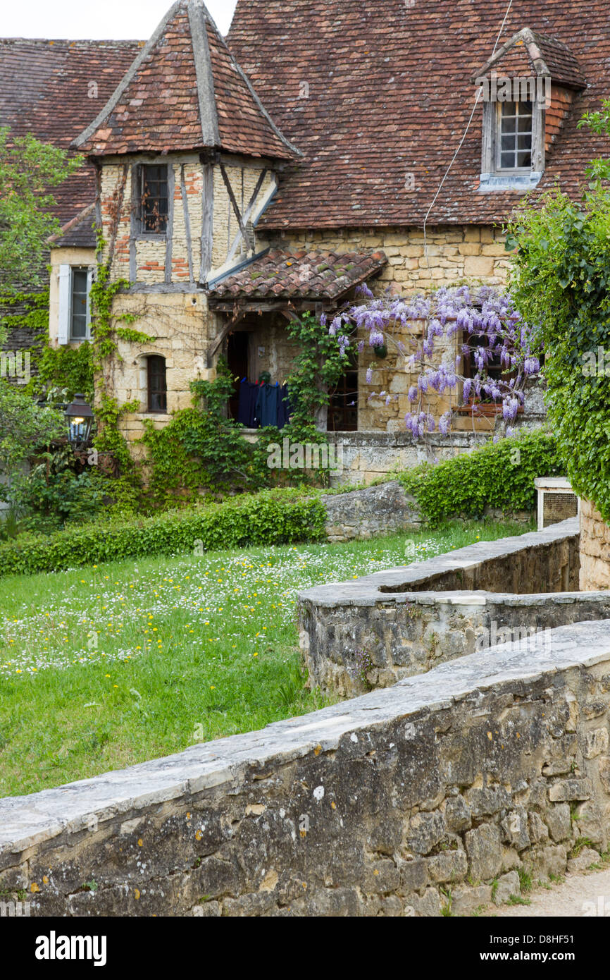 De plus en plus charmant sur Wisteria cottage avec toit de tuiles de grès à Sarlat, Dordogne France Banque D'Images