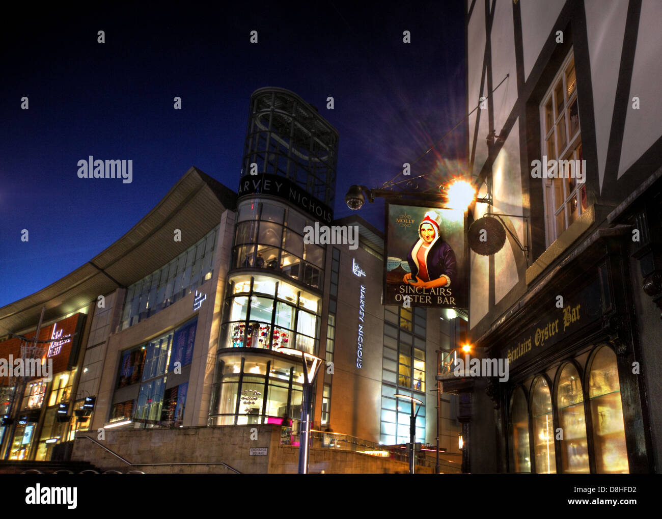Sinclairs Oyster Bar Pub , Manchester au crépuscule , magasin Harvey Nichols en arrière-plan , England UK Banque D'Images