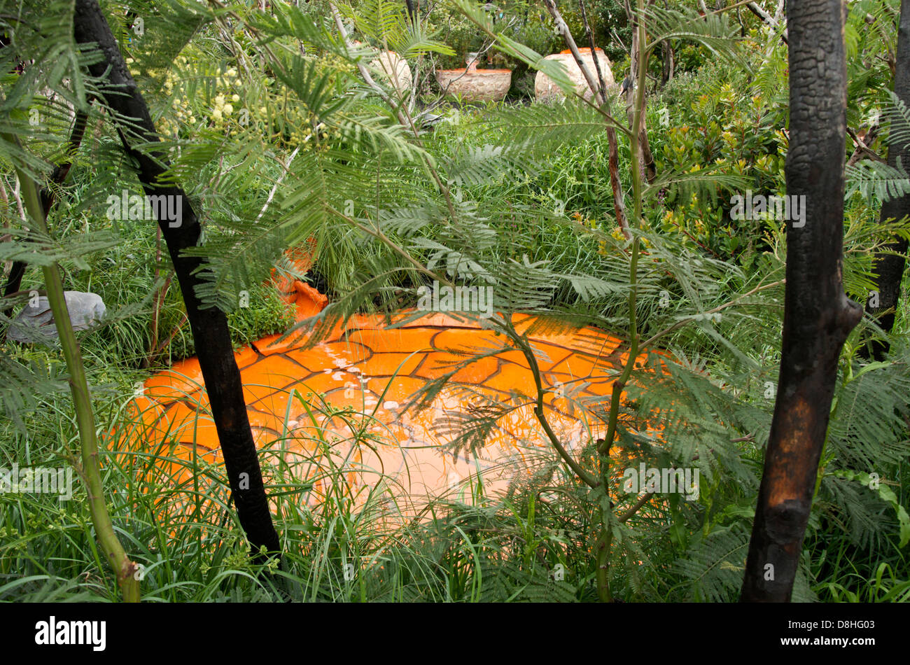 La piscine et coin salon dans 'l'incendie' un jardin frais à RHS Chelsea Flower Show 2013 à Londres, au Royaume-Uni. Banque D'Images