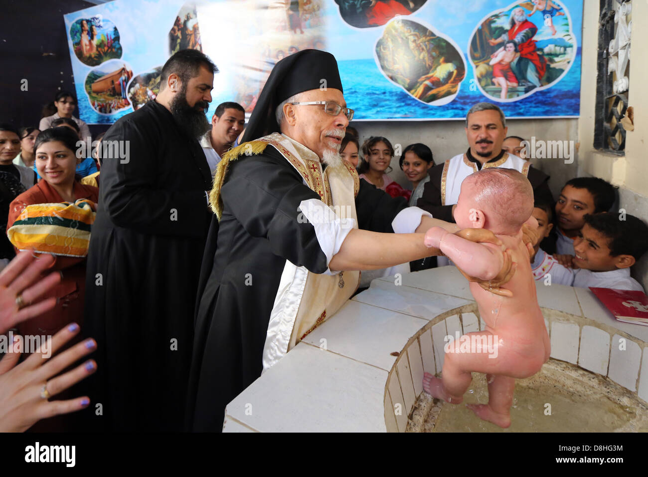 Le baptême d'un bébé par l'évêque copte catholique d'Assiout KYRILLOS WILLIAM diocèse, Egypte Banque D'Images