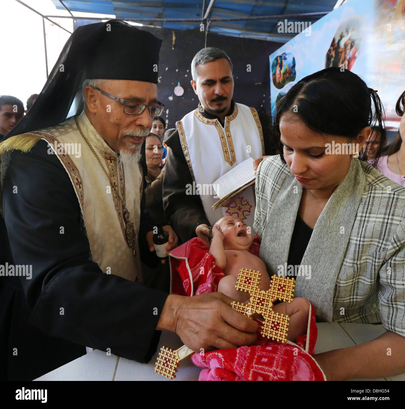 Le baptême d'un bébé par l'évêque copte catholique d'Assiout KYRILLOS WILLIAM diocèse, Egypte Banque D'Images