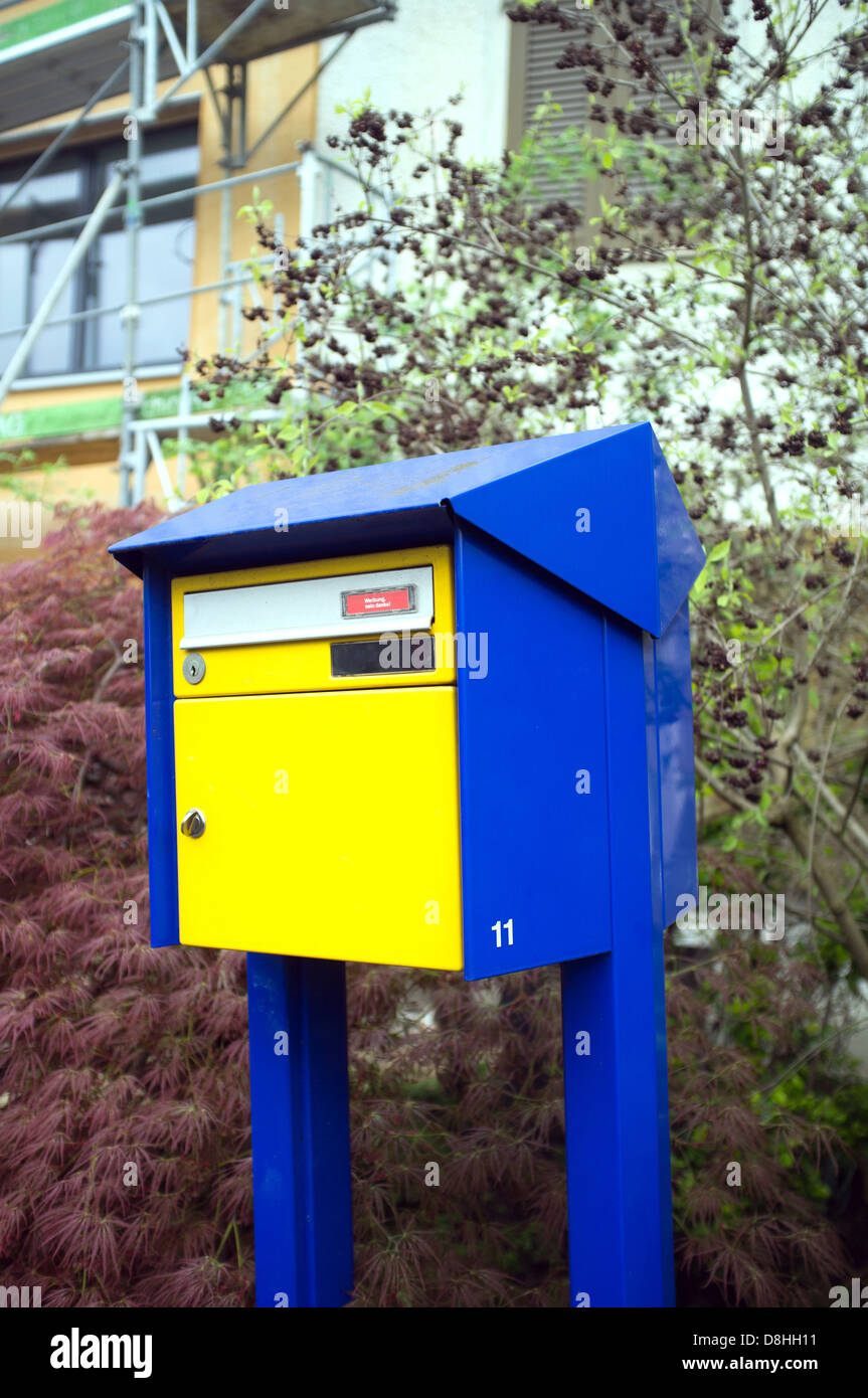 Swiss post box yellow Banque de photographies et d’images à haute