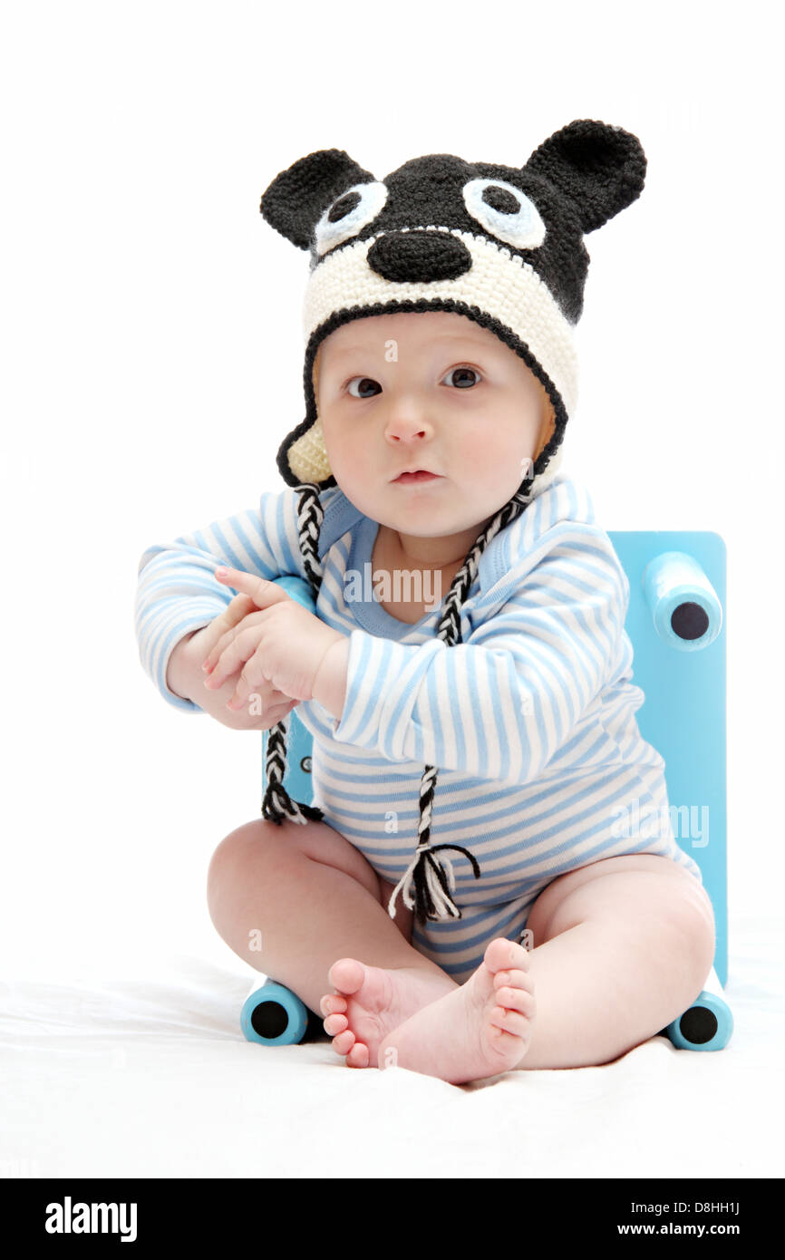 Magnifique petit garçon avec Chapeau tricoté assis Banque D'Images