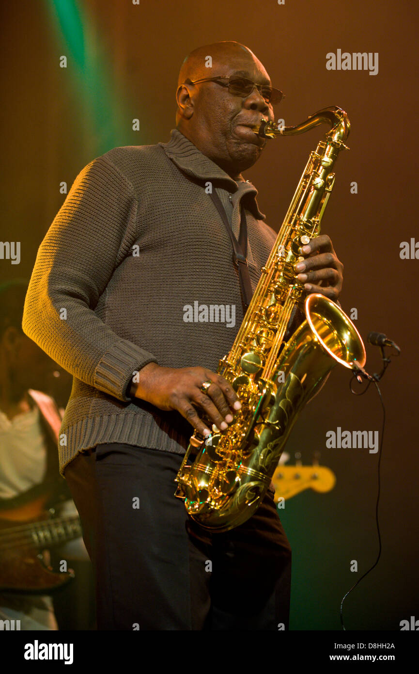 Manu Dibango sax jazz Afrobeat legend jouant avec son groupe au Hay Festival 2013 Hay-on-Wye Powys Pays de Galles UK Banque D'Images