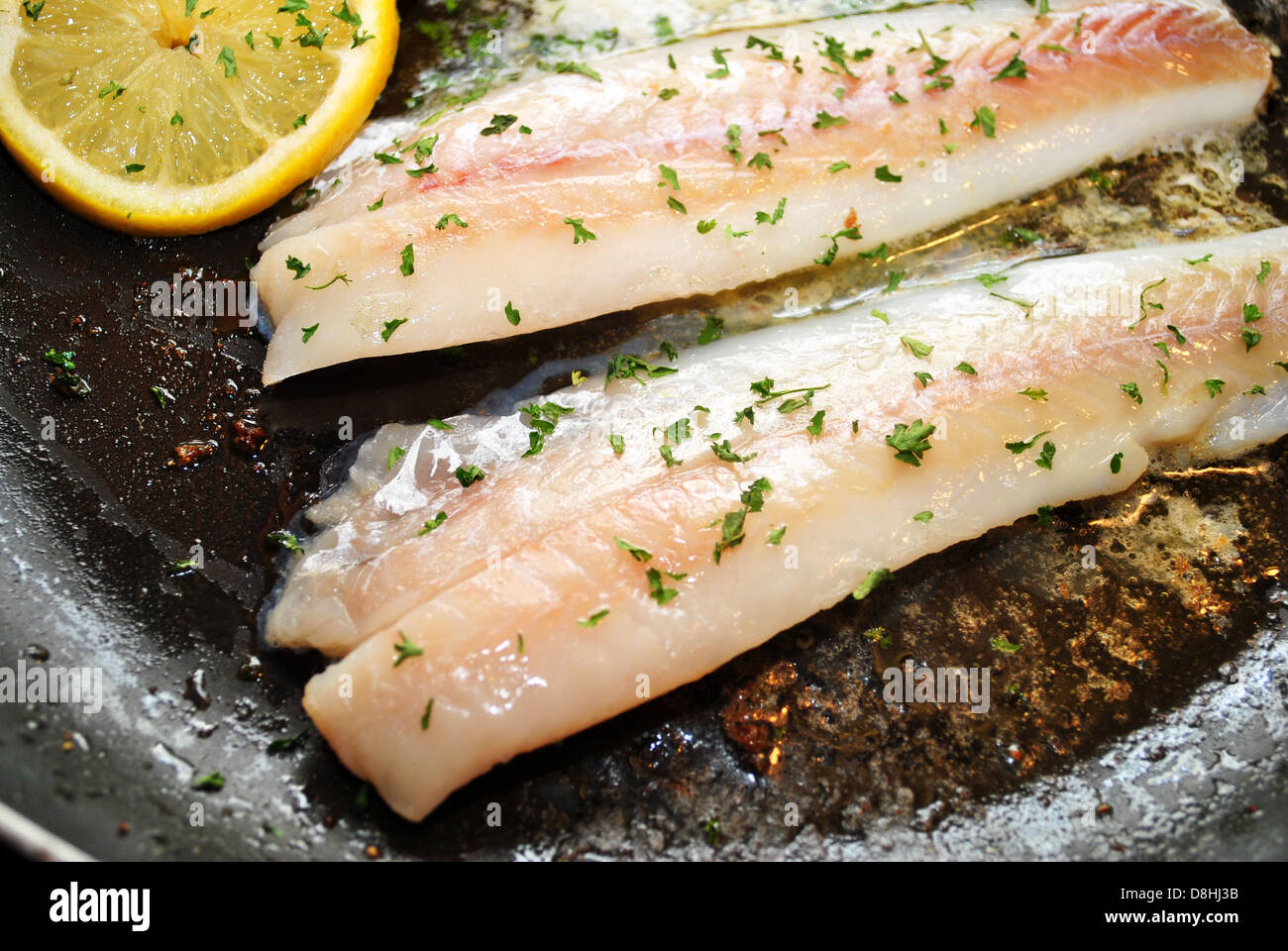 Cuisine du filet de sole au citron et herbes Banque D'Images