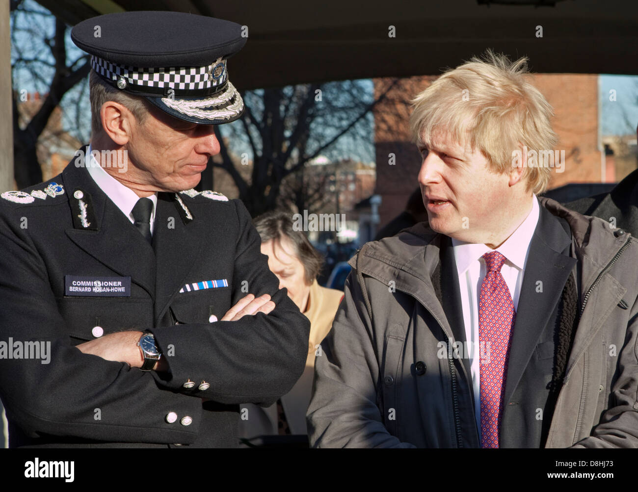 Bernard Hogan-Howe et maire de Londres Boris Johnson RÉPONDRE À SHEPHERDS BUSH AU POSTE DE POLICE DE LA POLICE ET DE PARLER À LA POLICE LOCALE Banque D'Images