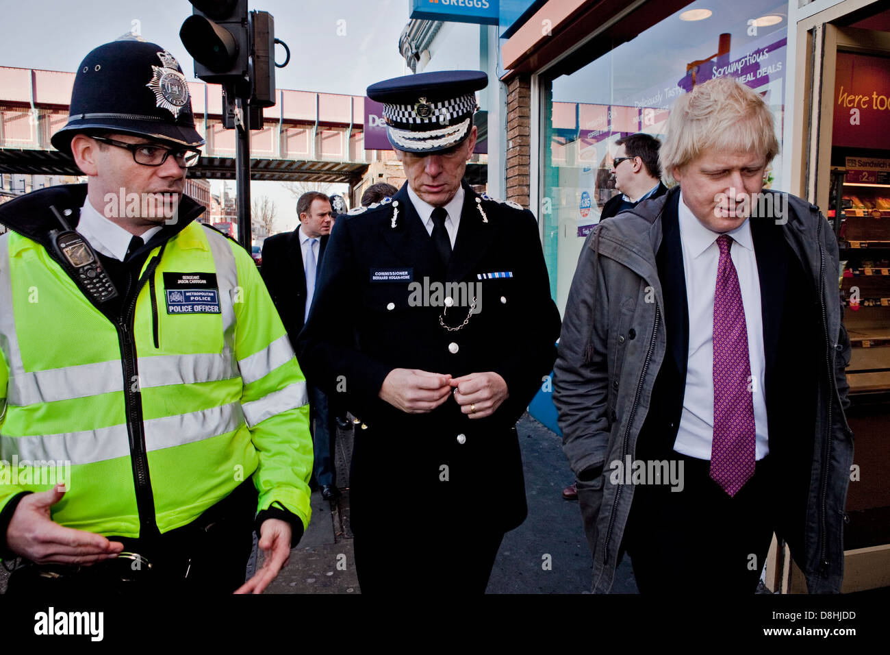 Bernard Hogan-Howe et maire de Londres Boris Johnson RÉPONDRE À SHEPHERDS BUSH AU POSTE DE POLICE DE LA POLICE ET DE PARLER À LA POLICE LOCALE Banque D'Images