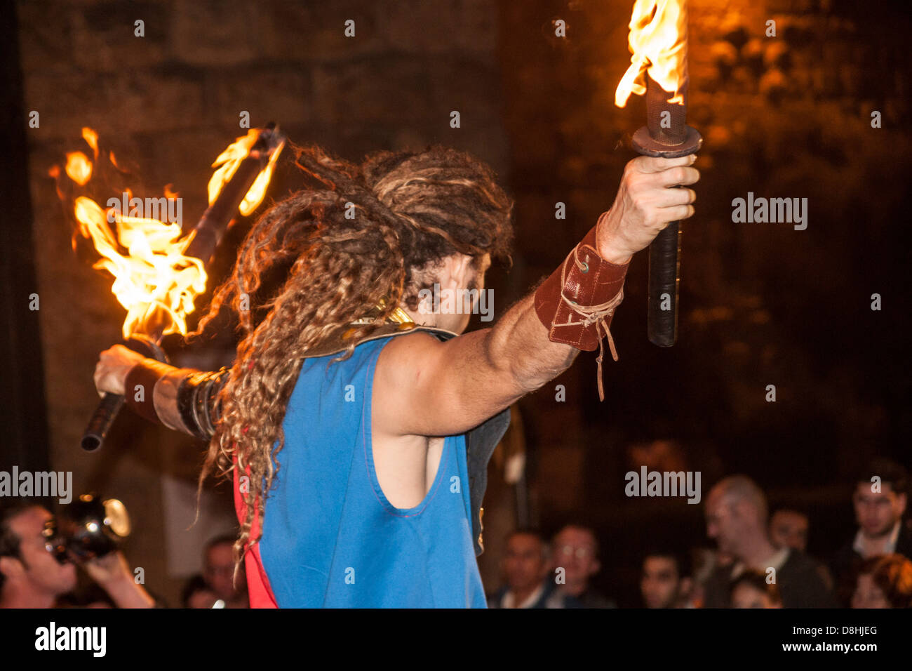 Jérusalem, Israël. Un acteur joue avec le feu au cours de la 2012 Festival des Chevaliers Banque D'Images