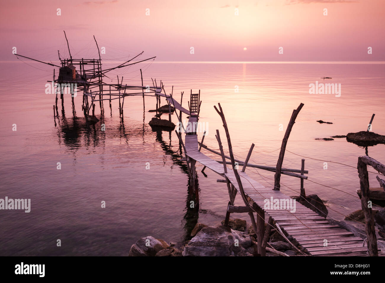 Trabocco Turchino au lever du soleil, le Costa dei Trabocchi, Marina di San Vito, Abruzzo, Italie. Banque D'Images