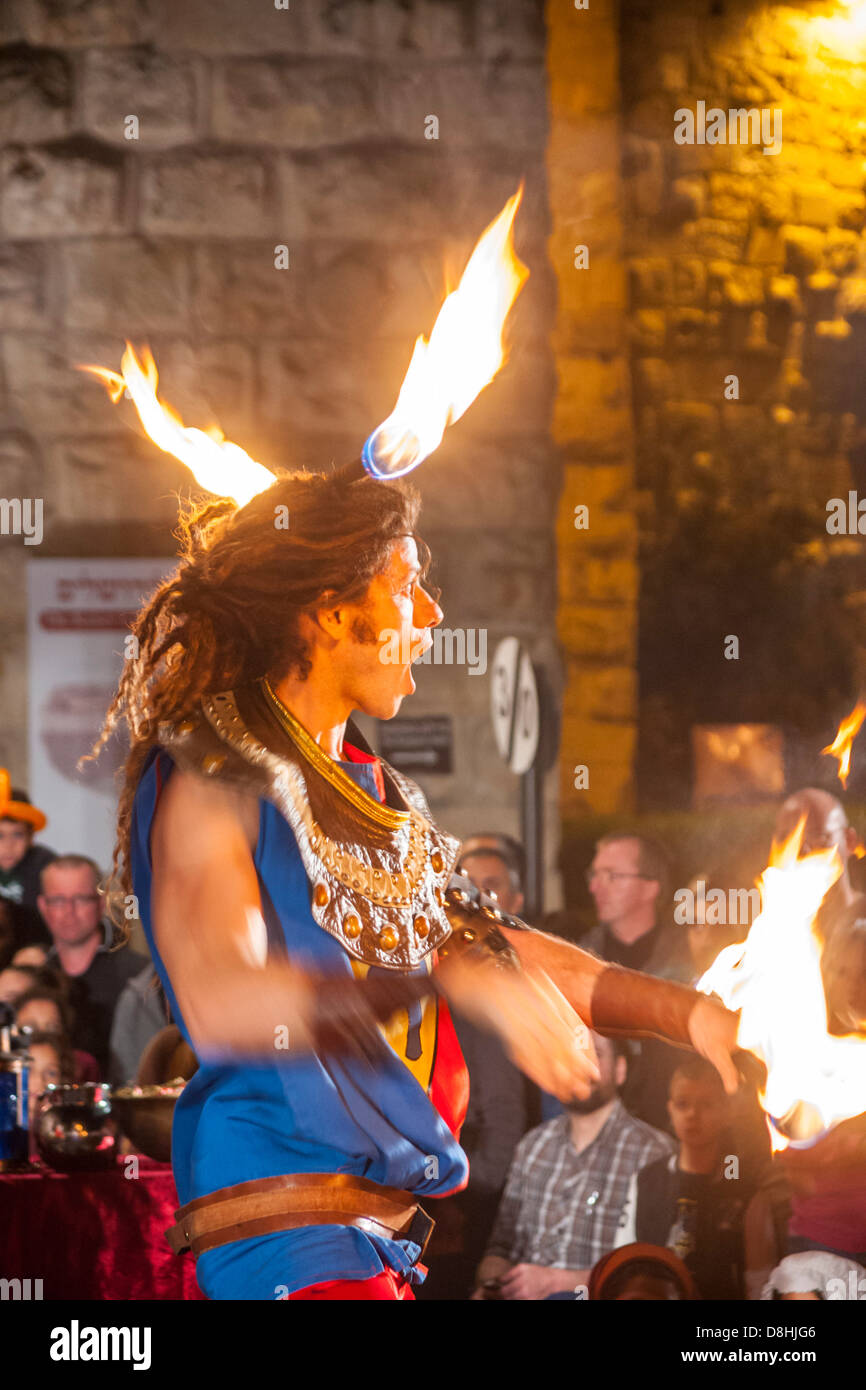 Jérusalem, Israël. Un acteur joue avec le feu au cours de la 2012 Festival des Chevaliers Banque D'Images