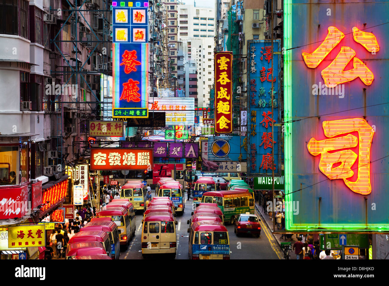 Scène de rue, mini bus station et néons de Mong Kok, Kowloon, Hong Kong, Chine Banque D'Images