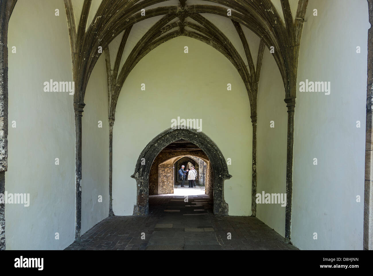 La Cathédrale de Canterbury l'entrée sombre près de le cloître Banque D'Images