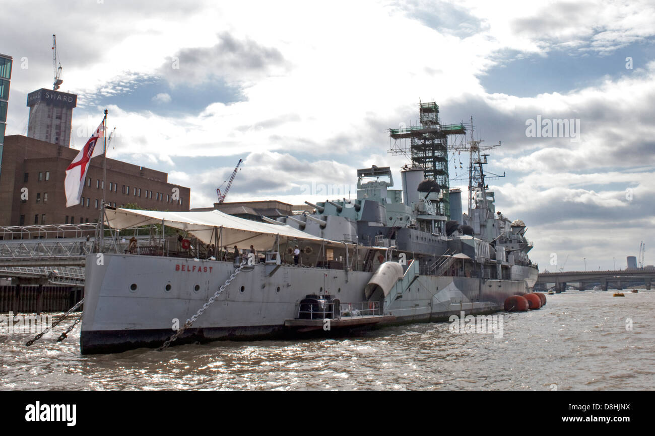 Le HMS BELFAST AMARRÉ SUR LA RIVIÈRE THAMES À LONDON, UK Banque D'Images