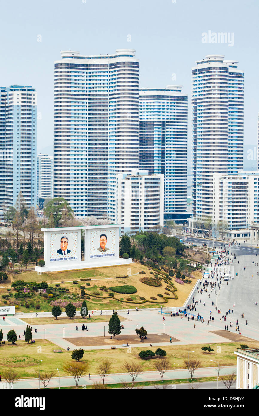 La Corée du Nord, Pyongyang, ville moderne appartements et des portraits des grands leaders Banque D'Images
