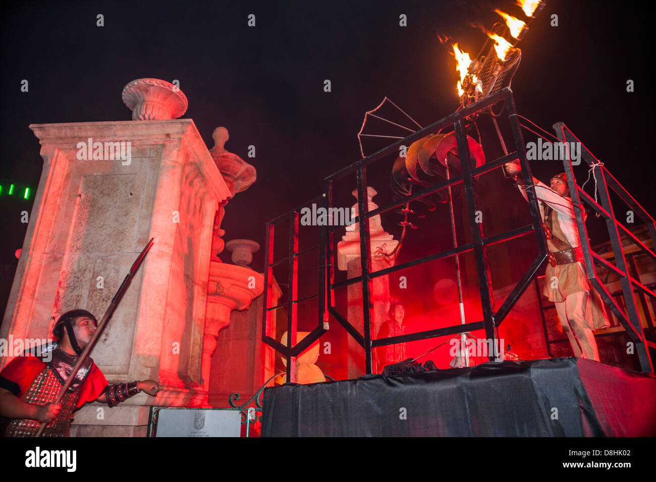 Jérusalem, Israël. Un spectacle de feu médiéval à l'Muristan la place de la fontaine dans la vieille ville au cours de la 2012 Festival des Chevaliers Banque D'Images