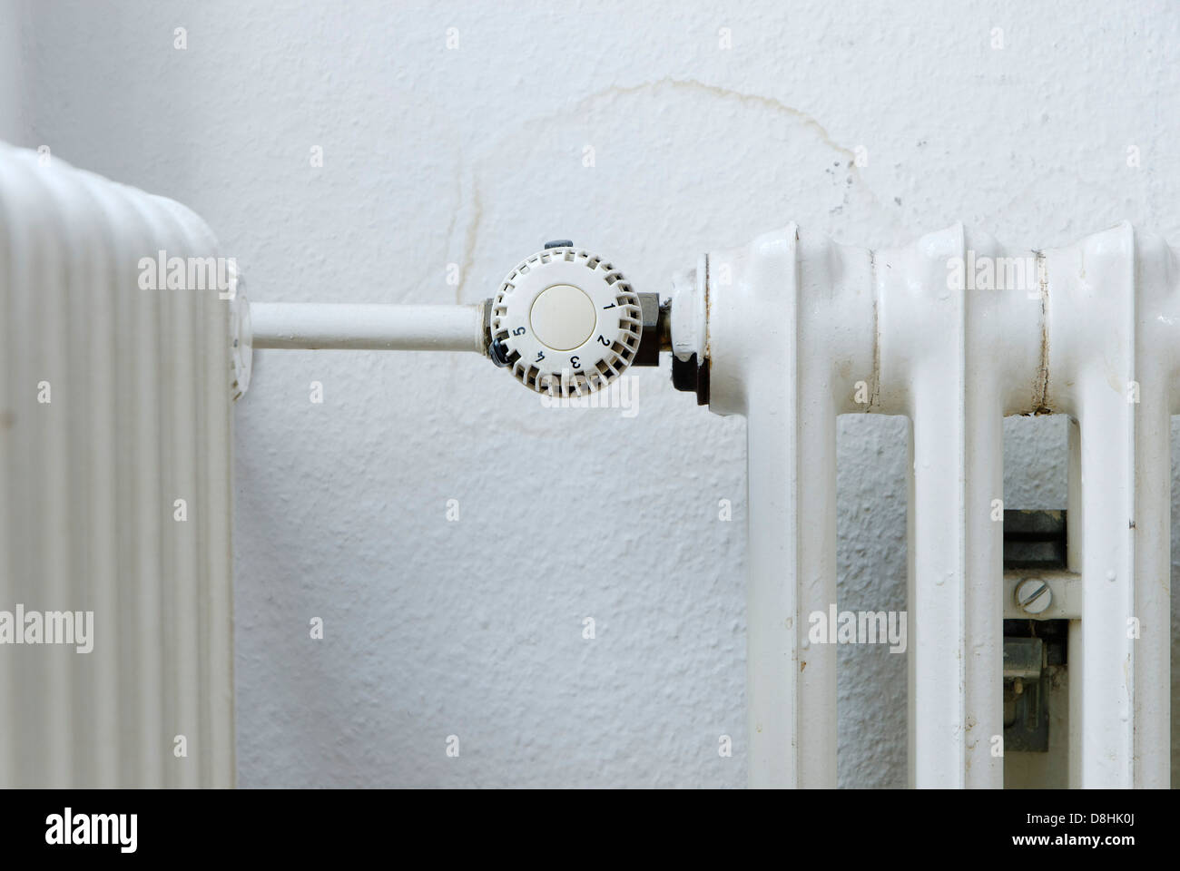 Radiateur avec contrôle thermostatique Banque D'Images