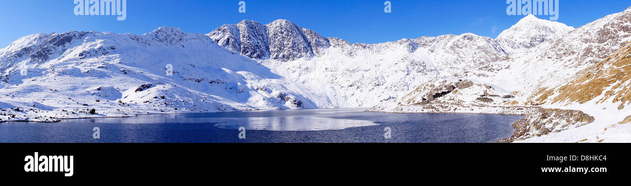 Photo panoramique de Snowdonia, par un beau jour de neige montagnes enneigées Banque D'Images