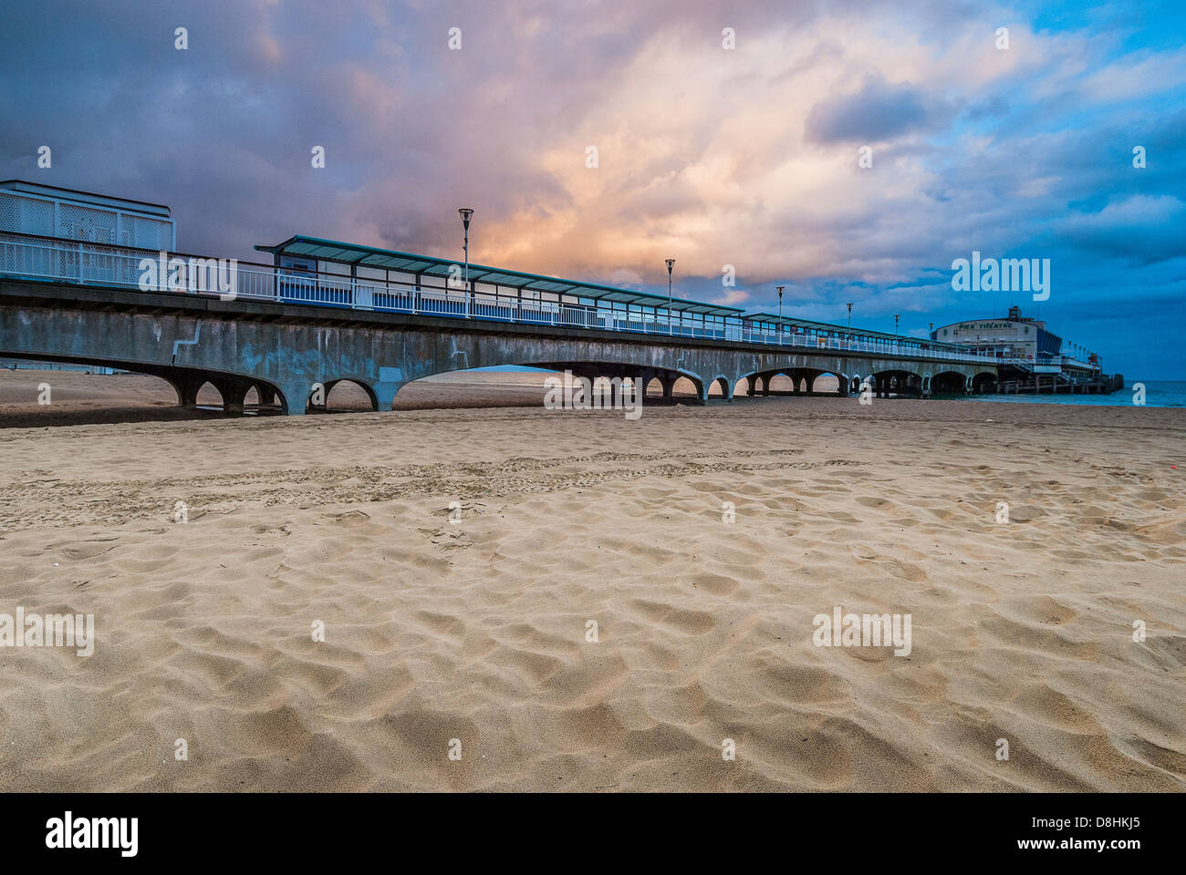 Ciel dramatique au-dessus de la jetée de Southborne Bournemoth Dorset Angleterre Banque D'Images