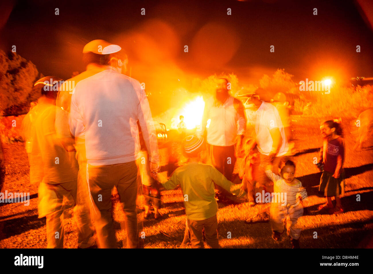 Israël. Les gens dansent près d'un incendie pendant la fête juive de 'Lag BaOmer' - la 18e du mois hébreu Iyar, lorsque les feux sont réalisés. Banque D'Images