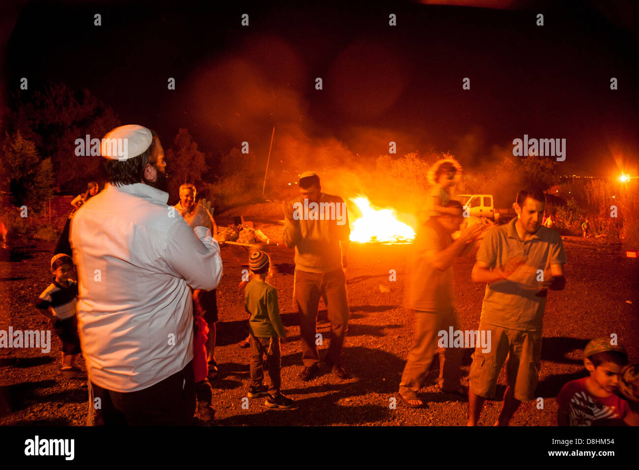 Israël. Les gens dansent près d'un incendie pendant la fête juive de 'Lag BaOmer' - la 18e du mois hébreu Iyar, lorsque les feux sont réalisés. Banque D'Images