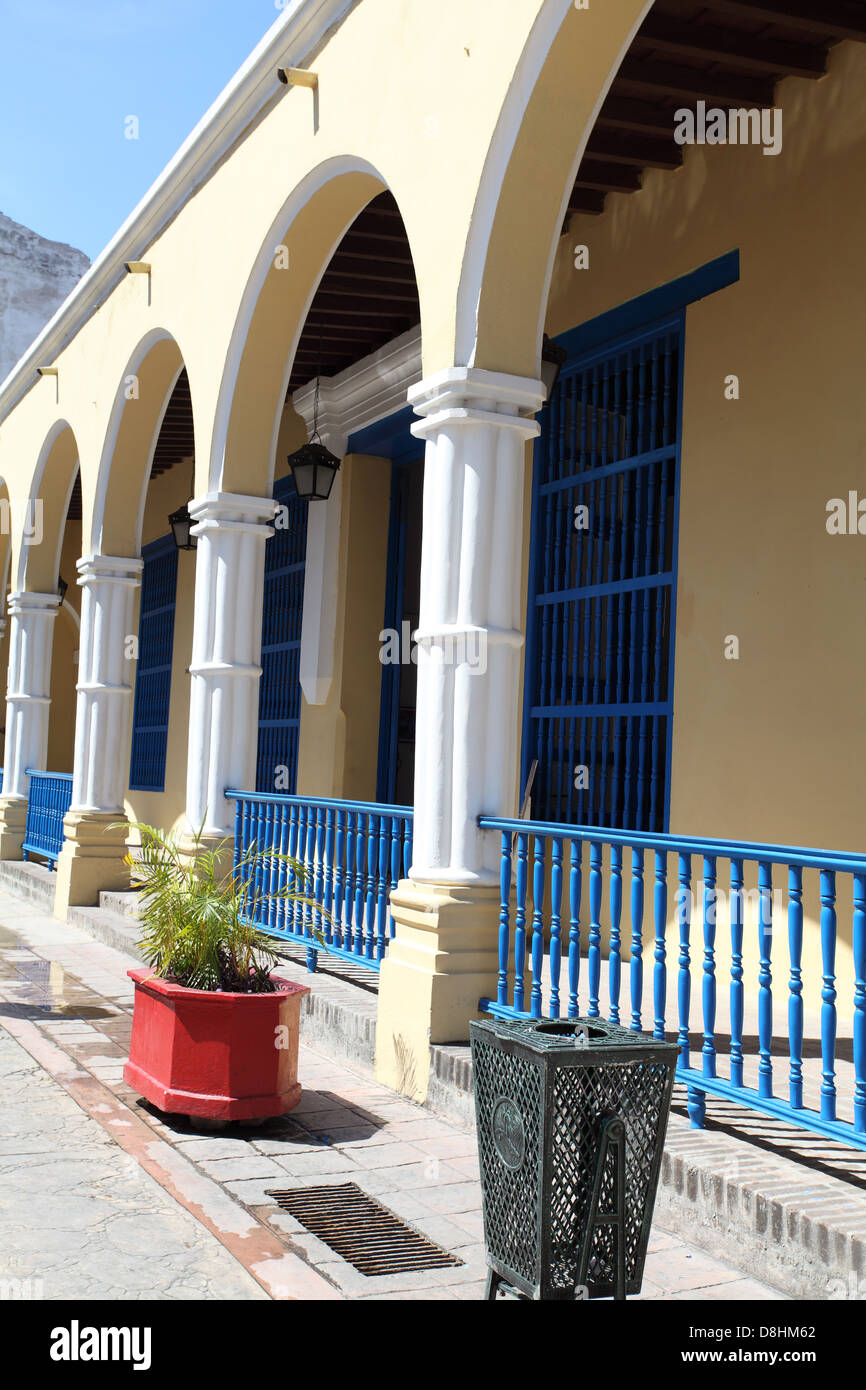 Escritatores UNEAC (Union de y Artistas - union des écrivains et des artistes cubains typiques) et les couleurs de l'architecture, la Ville de Holguin. Banque D'Images