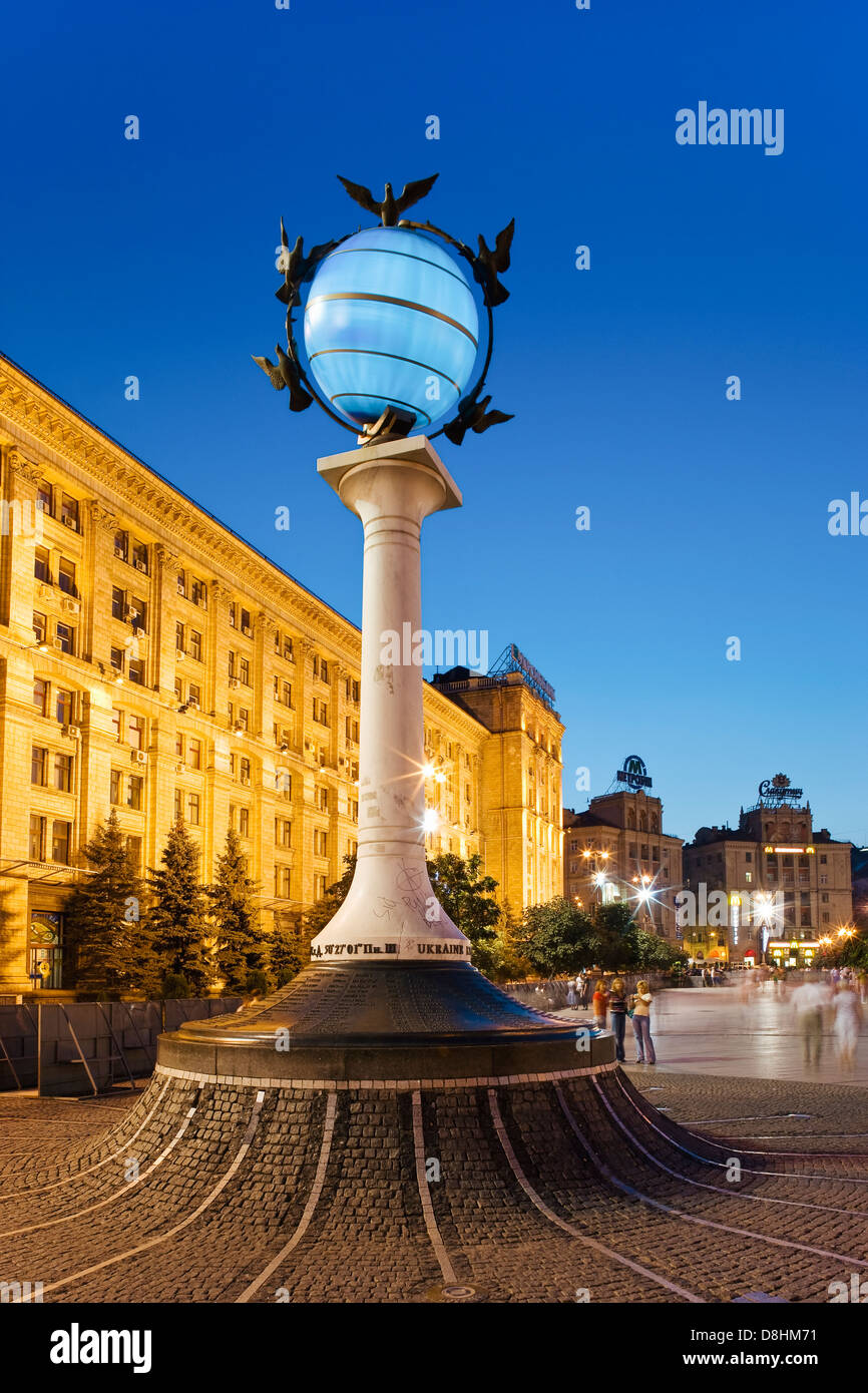 Globe lumineux à Maidan Nezalezhnosti (Place de l'indépendance), Kiev, Ukraine Banque D'Images
