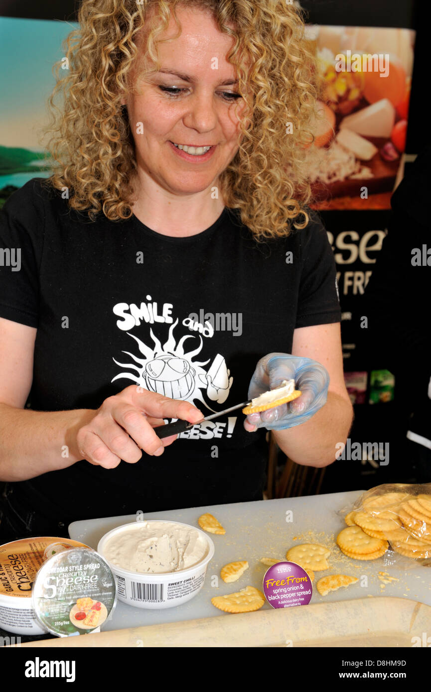 Jeune femme préparant la nourriture gratuite échantillons pour dégustation au festival Banque D'Images