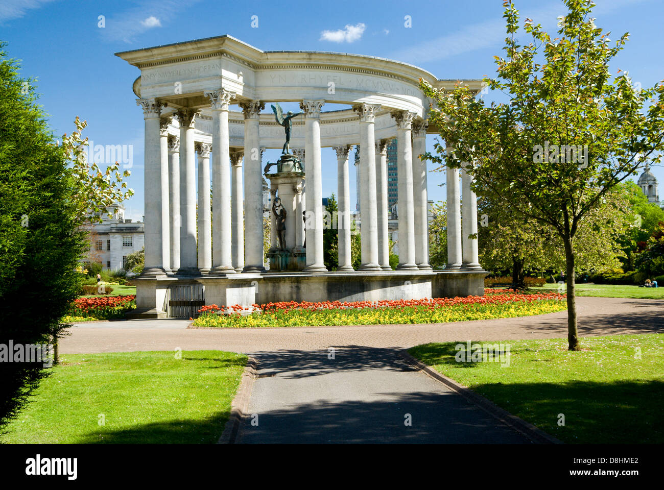 Monument commémoratif de guerre et tulipes Alexandra Gardens, Cathays Park, Cardiff, Pays de Galles. Banque D'Images