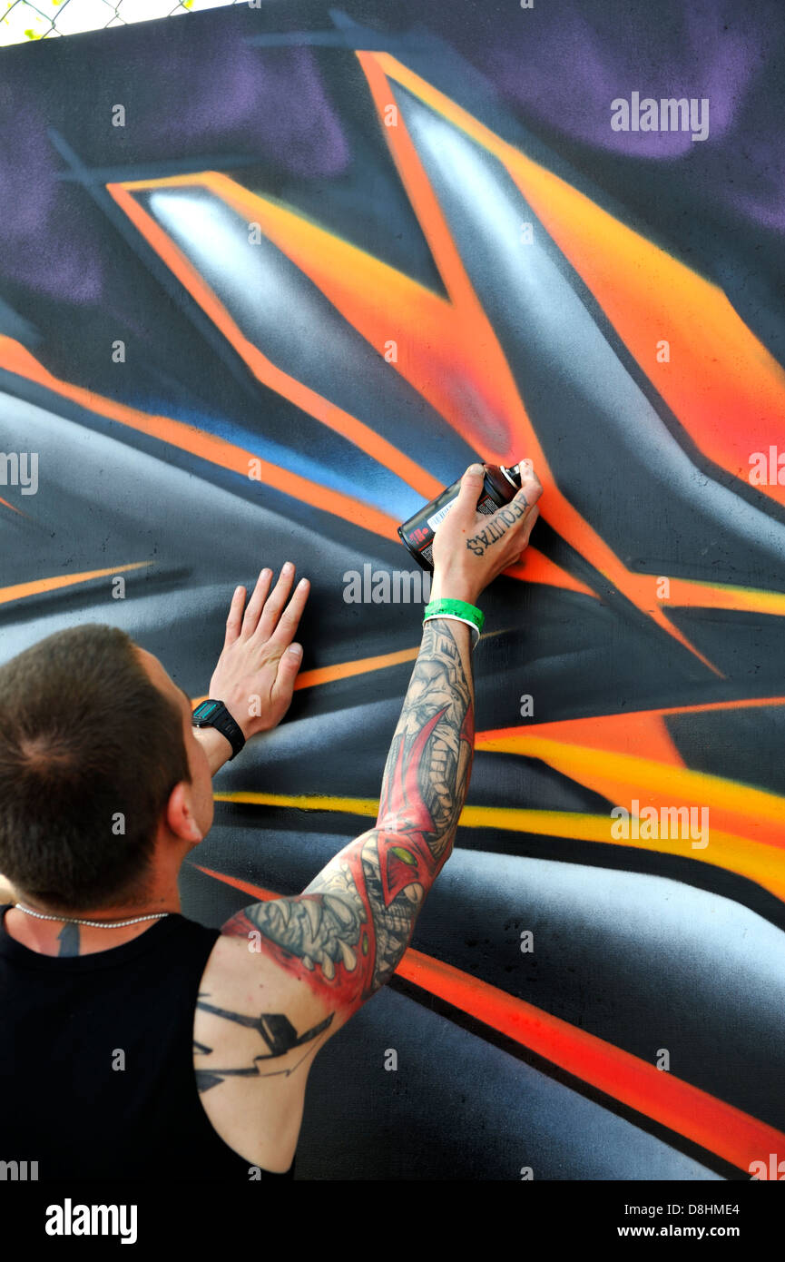 Artiste Graffiti travaillant au festival graffiti Upfest Bristol 2013. La peinture à Dean Lane Skate Park Banque D'Images