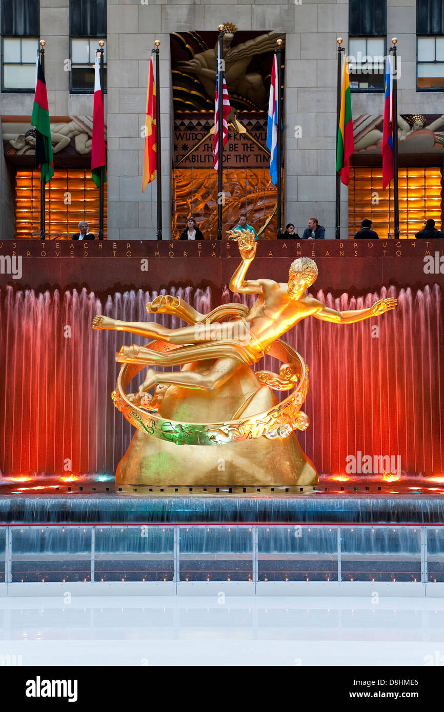 USA, New York, Manhattan, patinoire en dessous du bâtiment du Rockefeller Center sur la 5ème Avenue Banque D'Images