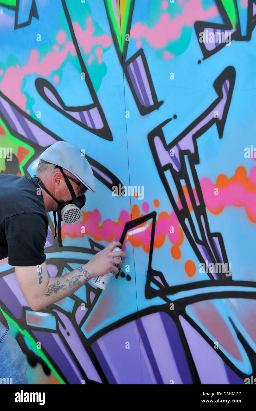 Artiste Graffiti travaillant au festival graffiti Upfest Bristol 2013. La peinture à Dean Lane Skate Park Banque D'Images