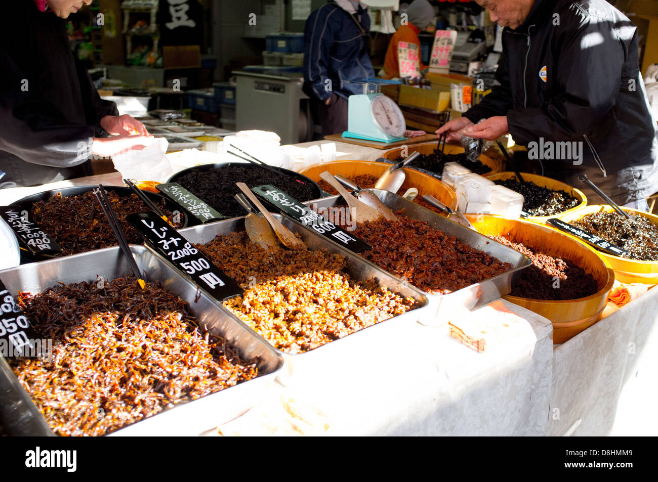 Food dans le marché aux poissons de Tsukiji, Tokyo, Japon Banque D'Images