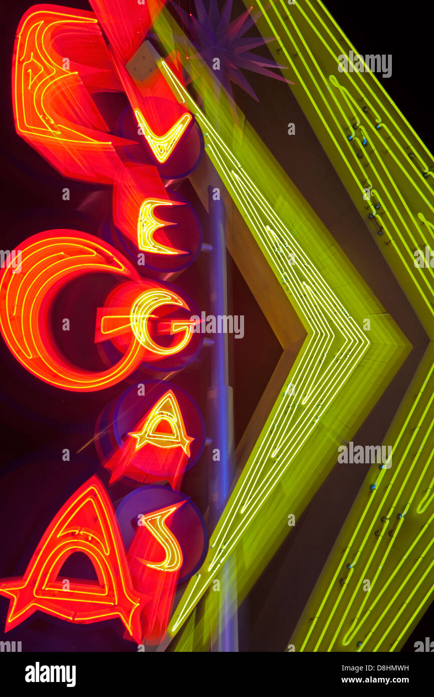 États-unis d'Amérique, Nevada, Las Vegas, le centre-ville, Freemont Street, Vegas Neon Sign, dusk Banque D'Images