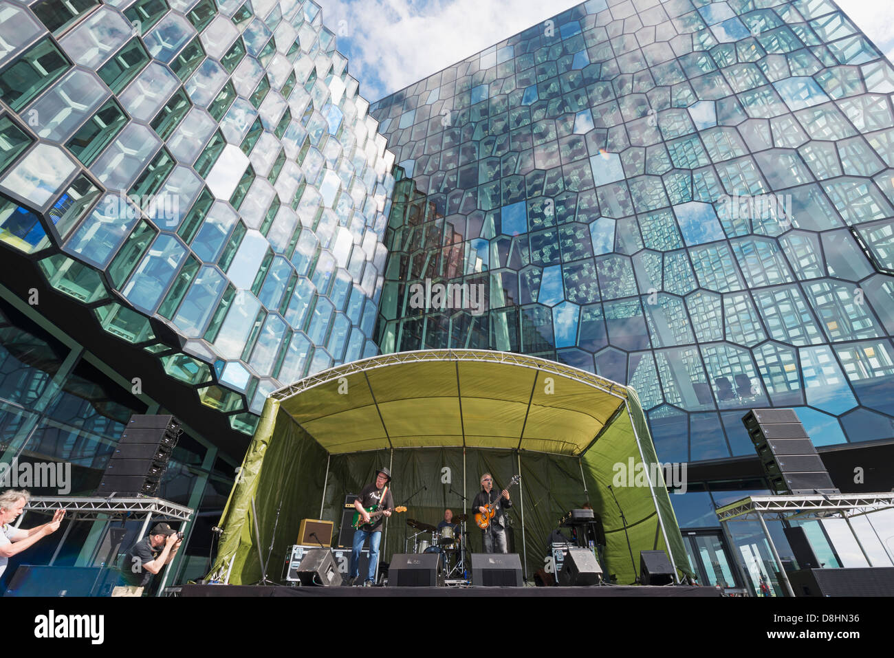 L'Islande, Reykjavik, concert d'été, Harpa Concert Hall et centre de conférences, conçu par l'artiste Olafur Eliasson et Henning Banque D'Images