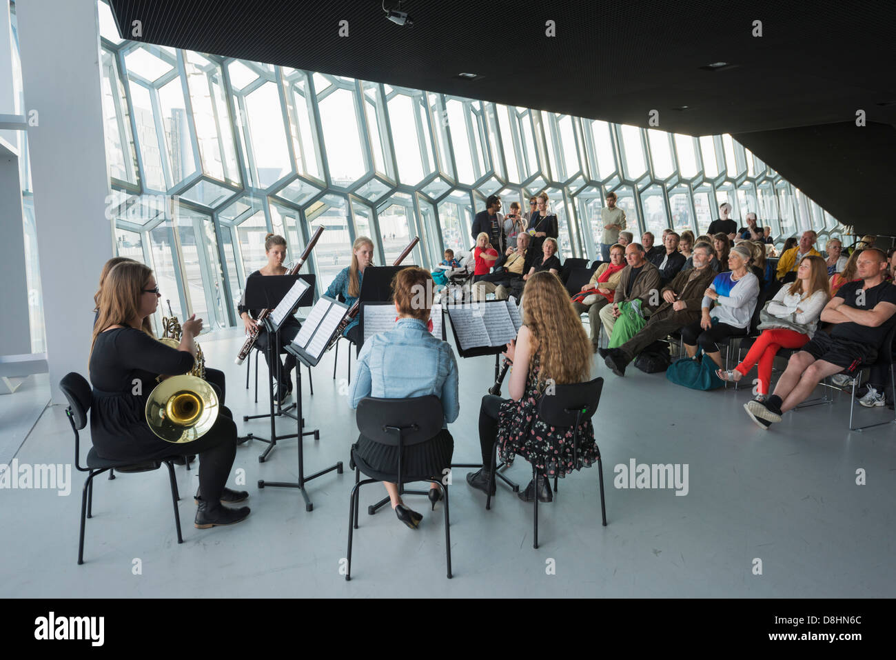 L'Islande, Reykjavik, concert à Harpa Concert Hall et centre de conférences, conçu par l'artiste Olafur Eliasson et Henning Banque D'Images