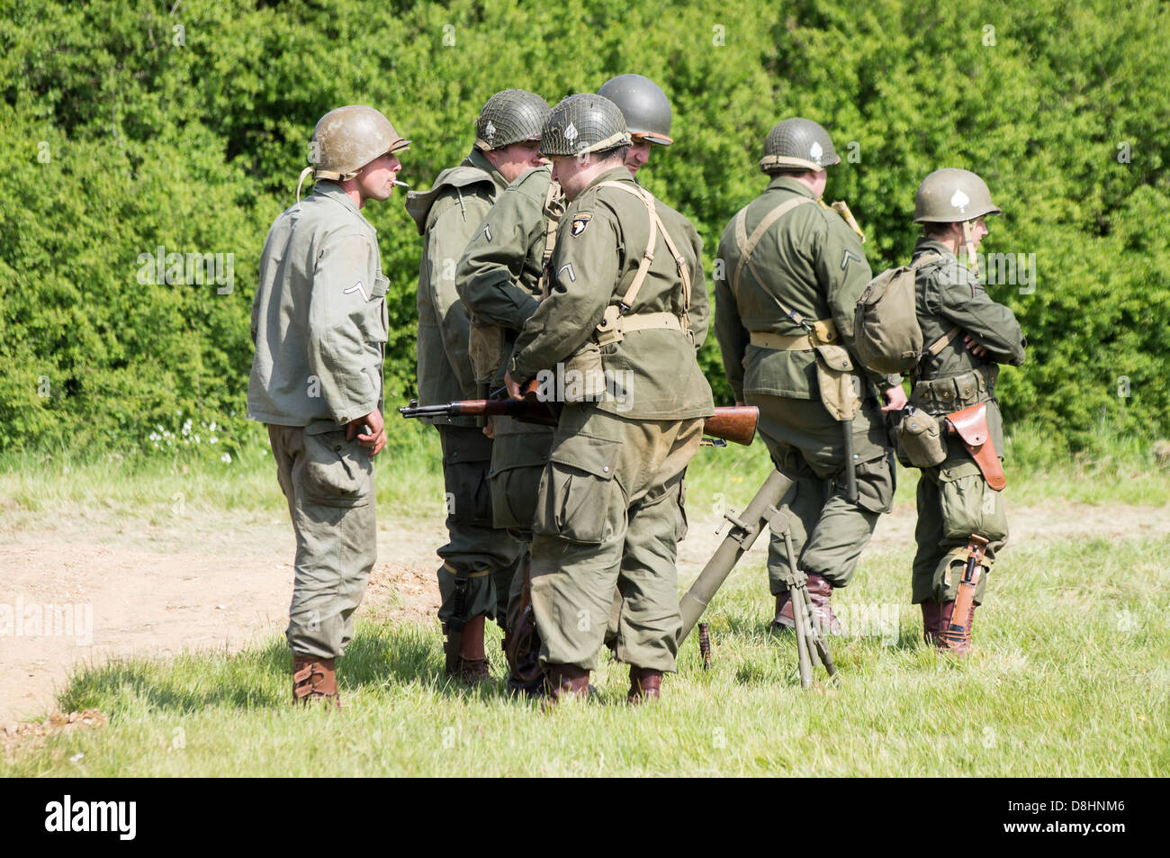 Overlord, D-Day re-enactment à Denmead 2013. Groupe de soldats américains standing tout en vous relaxant. Banque D'Images