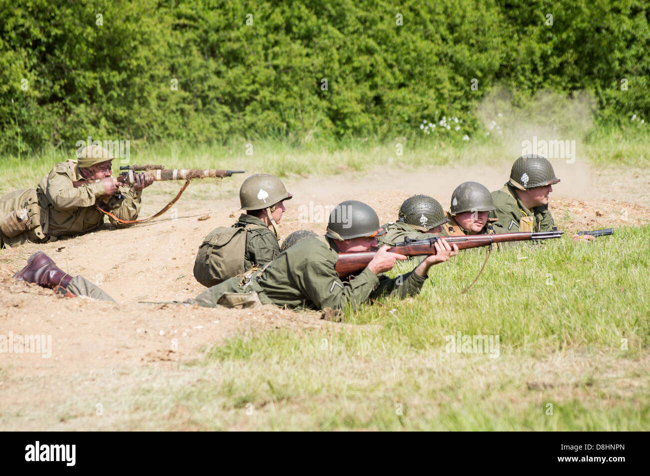 Overlord, D-Day re-enactment à Denmead 2013. Les soldats américains tirent sur des positions allemandes Banque D'Images