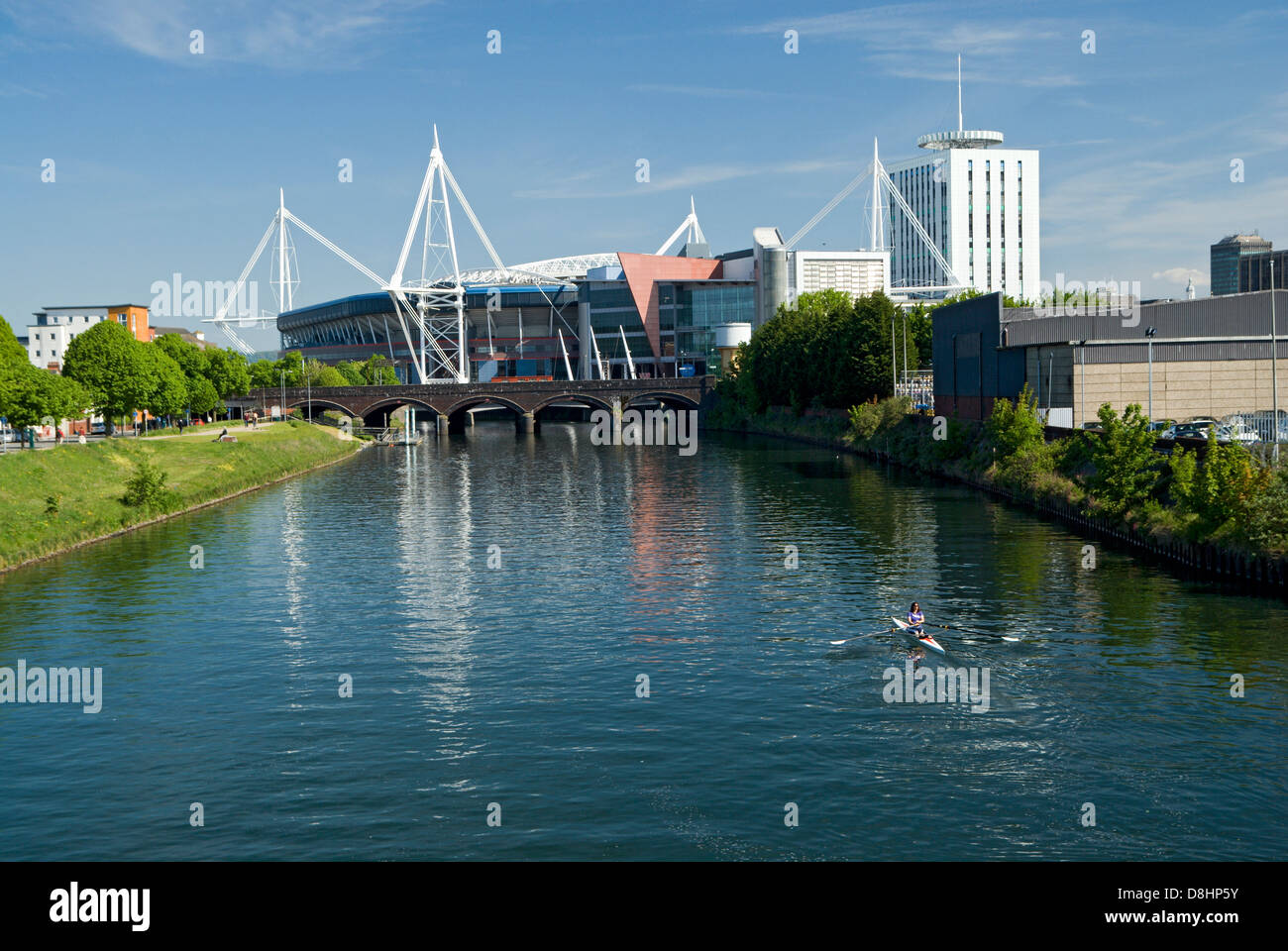 Millennium Stadium et bateau à rames sur la rivière taff glamorgan Cardiff au Pays de Galles du sud Banque D'Images