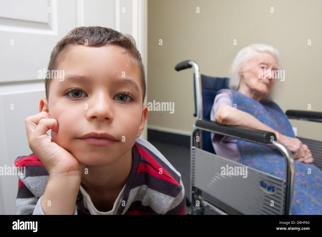 Jeune garçon et de sa grand-mère dans la maison de soins Banque D'Images