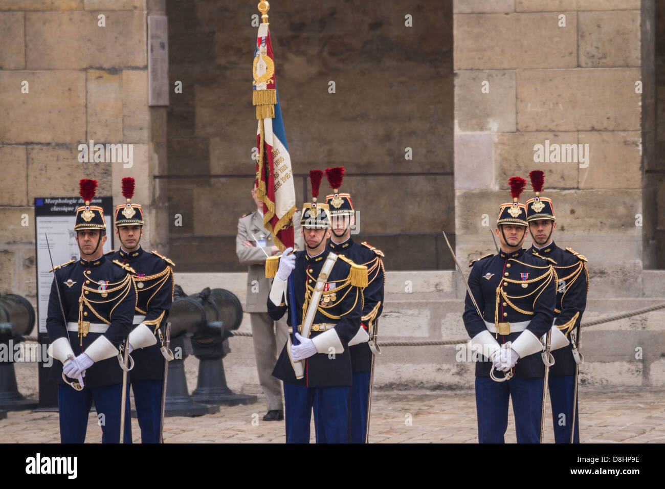 Les Invalides, Paris, France. Soldats d'une garde d'honneur lors d'une réception officielle pour le président de la Pologne. Banque D'Images