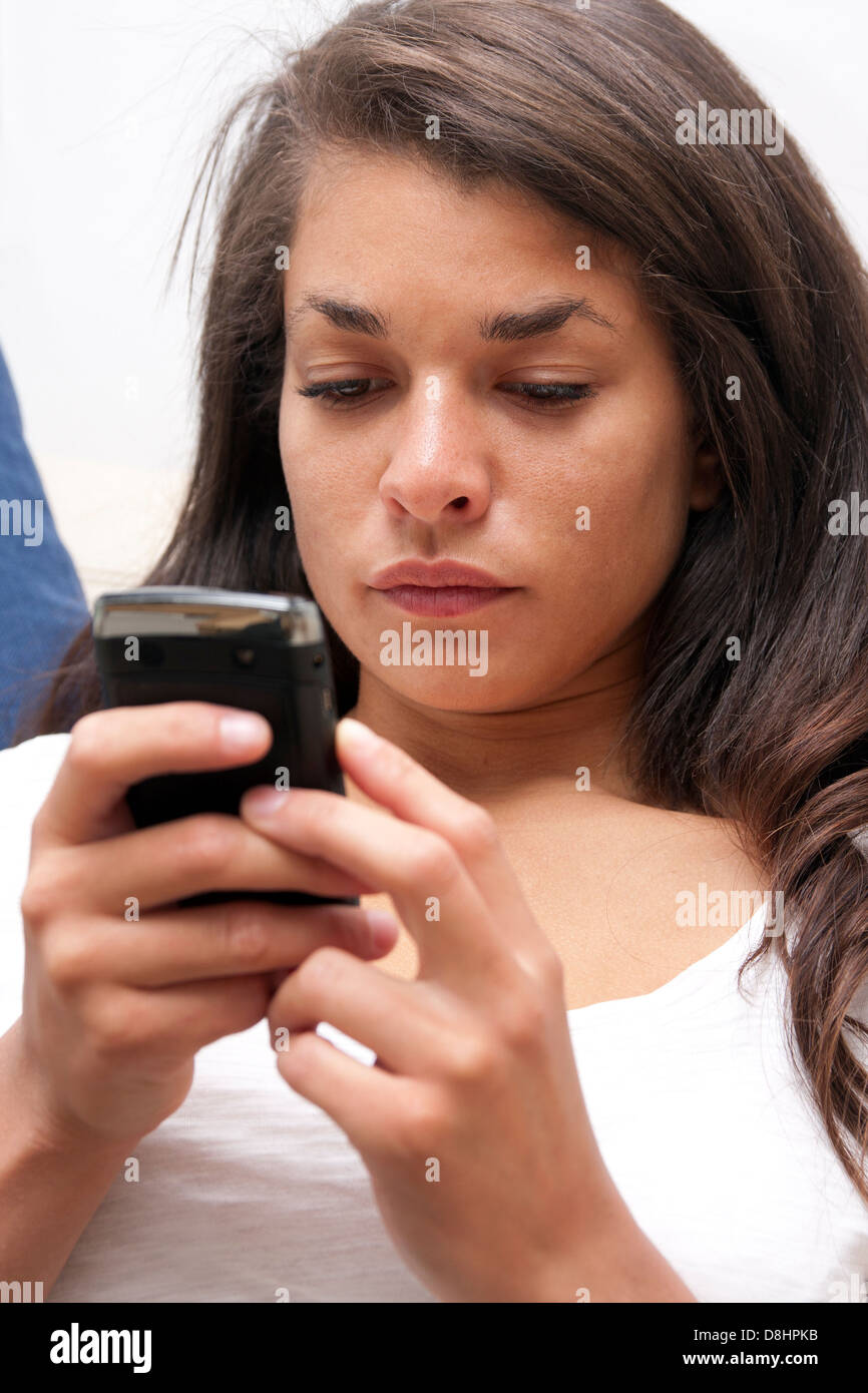 Jeune femme sur I-phone Banque D'Images