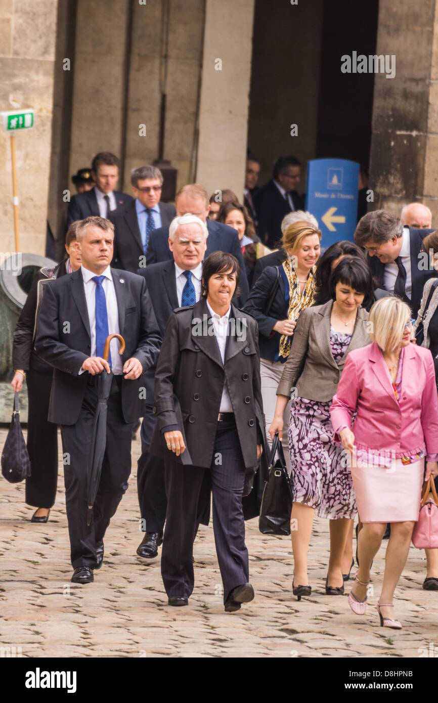 L'entourage du président de la Pologne arrivent à une réception au Palais des Invalides à Paris, dirigée par un agent de sécurité. Banque D'Images